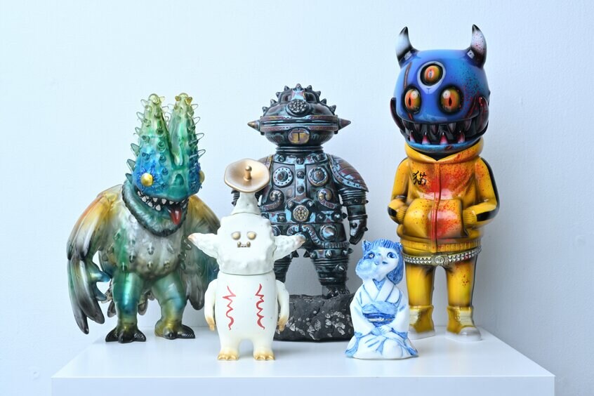 「SOFVI　is　ART　！？」展に出品されたソフビ作品。いずれも一点物のアートだ。写真左からセーサル・サナルディさんの「CERRITO　TOGENDOR」（Platinum　Aurora　ver．）、岡田悠助さんの「Message　from　the　Sun　Baby」、TOKYさん（Special　Thanks岡田悠助）の「ともだち初号機　－Time　period－」、ヒカリトイズさんの「春愁秋思　～Bakedanuki～」、NEKOMATA　WORKSさんの「Born　to　Kill（JUNIPER）」（写真：篠塚ようこ）