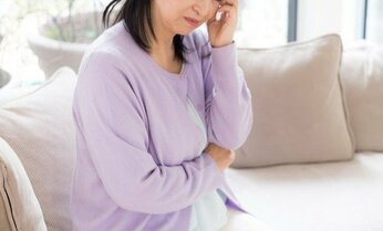 陰謀論で母を失った男性「あの時、寄り添えていたら」 極限の不安から飛びついた「真実」の危うさ