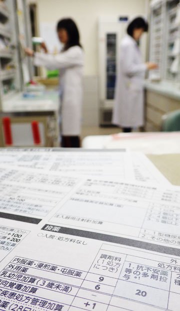 院外処方が進み、病院が薬価差益で稼ぐ時代は過去のものになった。稼ぐには、「初診や再診の数をこなして診療報酬を増やすしかない」(開業医)(撮影/編集部・鳴澤大)