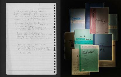 代表曲「I LOVE YOU」の歌詞につながる創作ノートの一枚と、日々の思いを書き留めた多数のノート ((c)Hiroshi Iwasaki)