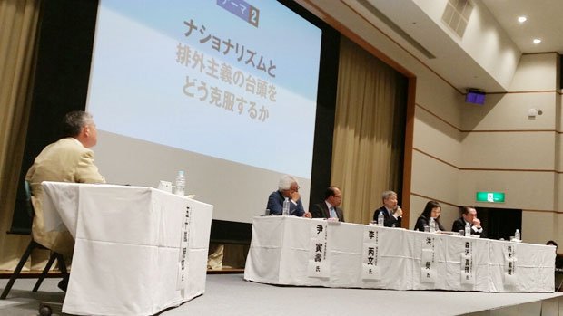 パネルディスカッションでは「ナショナリズムと排外主義の台頭をどう克服するか」「地方紙が果たす役割」などのテーマに沿って活発な議論が行われた