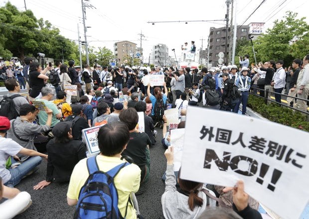 じわじわと追いつめられていったデモ隊は、最後は神奈川県警の説得に応じ、デモの中止を決めると、警察官に囲まれながら東急元住吉駅へと退散した。デモ行進は１０メートルほどで終わった（５日午前、川崎市中原区）　（ｃ）朝日新聞社