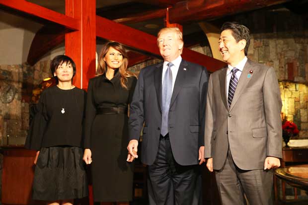 来日中のトランプ大統領夫妻と安倍首相夫妻　（ｃ）朝日新聞社