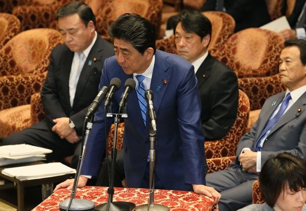 安倍晋三首相は４月１１日の衆院予算委員会で、「愛媛県が作成した文書についてコメントは控えたい」などと答弁した　（ｃ）朝日新聞社