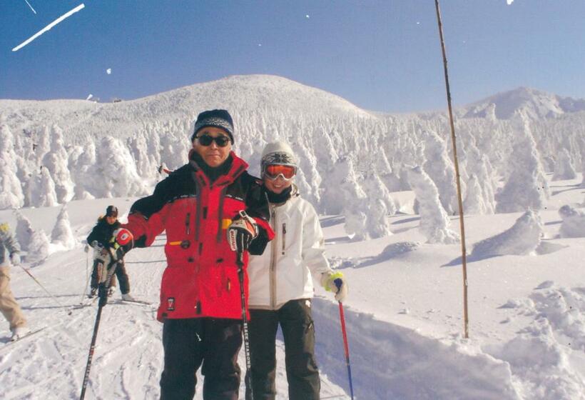 スキーをこよなく愛した。家内と蔵王スキー場にて（2013年1月）