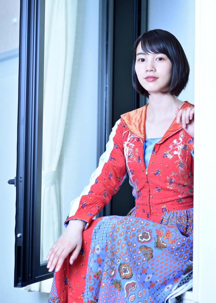 のん／１９９３年生まれ。兵庫県出身。女優、創作あーちすと。２０１６年公開の劇場アニメ「この世界の片隅に」で主人公すずの声を演じ、高い評価を得る。１７年に自ら代表を務める新レーベルを発足。１８年は創作あーちすととして、初の個展を開催した　［撮影／篠塚ようこ、ヘアメイク／菅野史絵（クララシステム）、スタイリスト／山口絵梨沙、衣装協力／ＳＩＮＡ　ＳＵＩＥＮ］