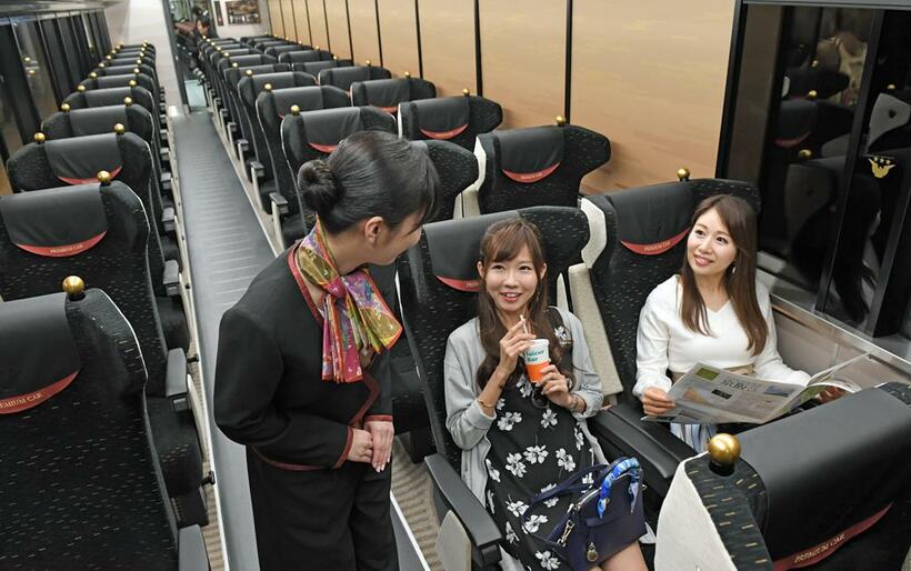 京阪電鉄のプレミアムカーの車内。1＋2列の大きなリクライニングシートが並び、専属のアテンダントが乗務する(C)朝日新聞社