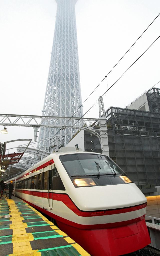 東武鉄道の特急「りょうもう」は、急行時代からビジネス急行やロマンスカーと呼ばれた(C)朝日新聞社