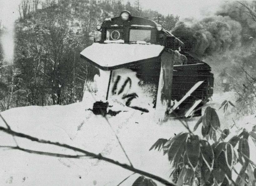 1960年11月キ１００形ラッセル車が初出動した深名線幌加内駅付近。1941年に全通したが沿線人口が少なく常に赤字だった(C)朝日新聞社