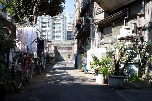 「住人の生活感が溢れているのもドンツキの魅力」と齋藤さん。ドンツキ協会では住民の迷惑にならないよう心掛けるなどの決まりを制定し、ツアーも開催している（撮影／写真部・岡田晃奈）