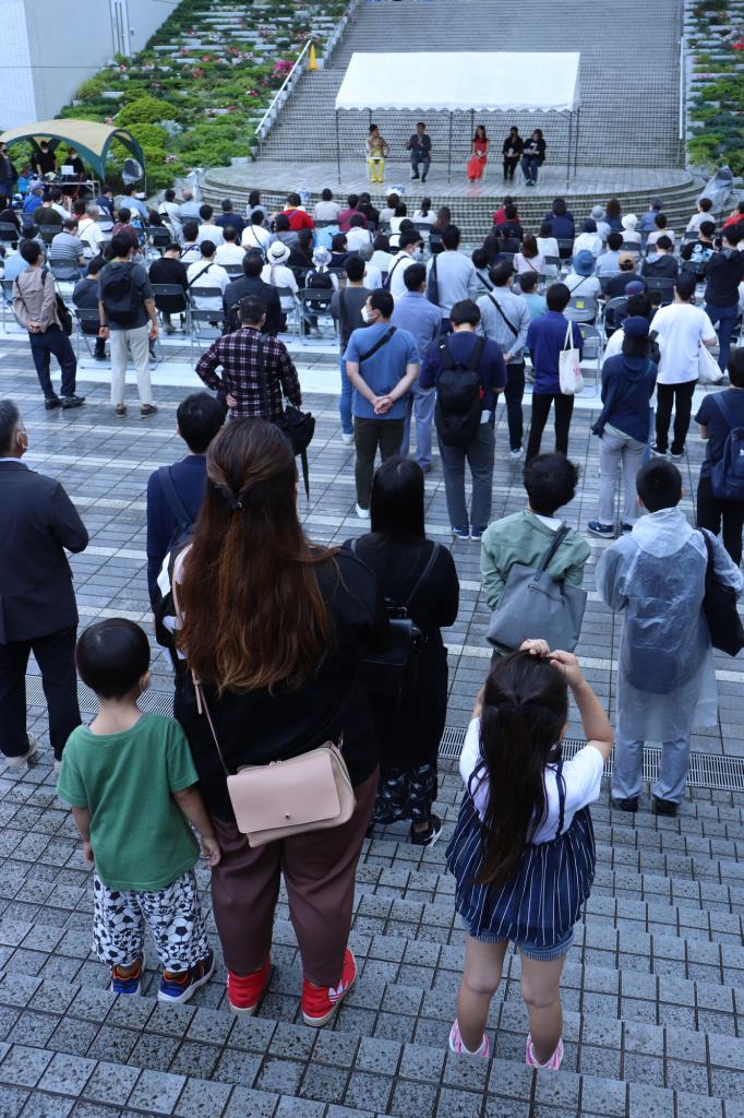 時折雨が激しく降ったにもかかわらず、国政与党による若者対象のイベントに集まった人たち／６月１２日、さいたま市（撮影／編集部・井上有紀子）