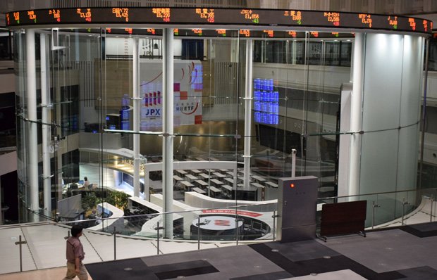 東京証券取引所では毎日膨大な取引が行われ株価が決まっていく＝多田敏男撮影