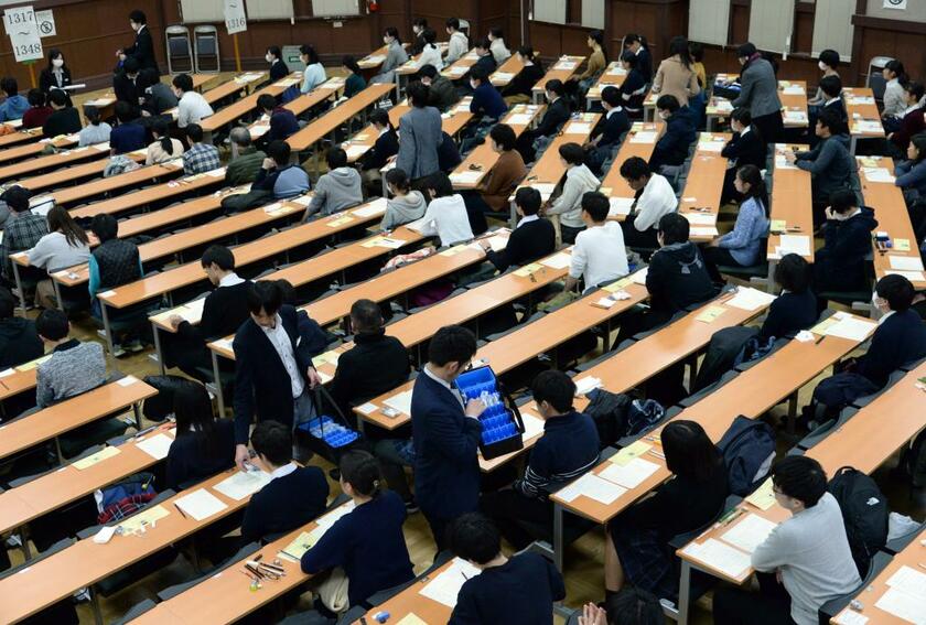 昨年のセンター試験。来年度から大学入学共通テストに切り替わる。導入が見送られた「英語民間試験」と、採点が民間委託された「記述式問題」で問われたのは、「公平・公正」が担保できるかだった／2019年1月19日、東京大学で　（ｃ）朝日新聞社
