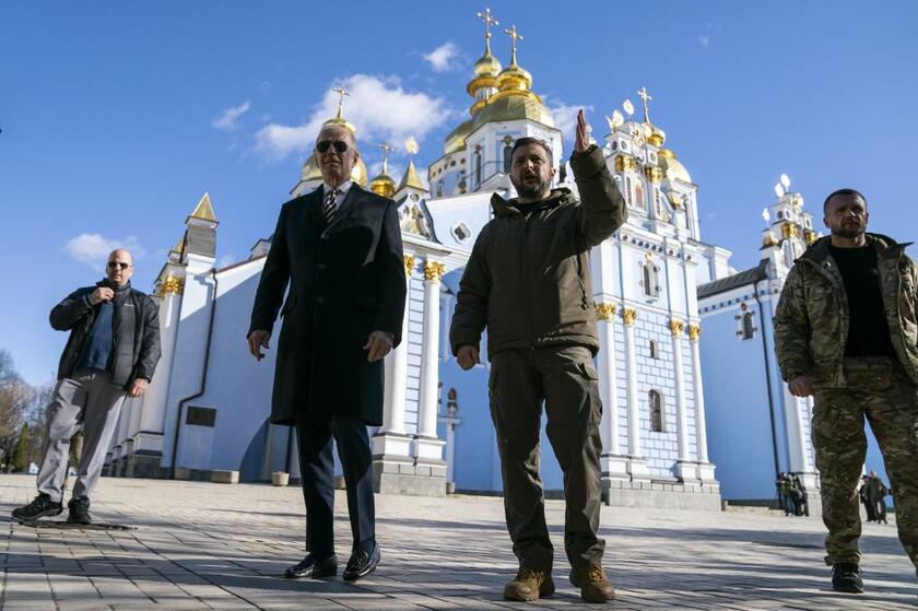 米国のバイデン大統領（手前左）は戦争中のウクライナの首都キーウを電撃訪問し、ゼレンスキー大統領（同右）と会談した／２月20日（写真：AP／アフロ）
