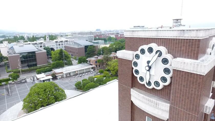 京都大学の時計台と校舎など＝京都市左京区、ドローンから撮影