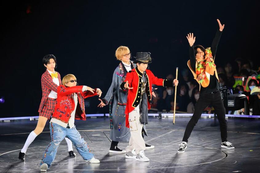 「King & Prince First DOME TOUR 2022 ~Mr.~」で。キンプリならぬ、〝キュンプリ〟の5人が登場。〝ジグザワルイ〟姿で衝撃の美脚を披露する神宮寺勇太(左)は、生足ではなく、きちんとストッキングを着用。岸優太(右から2人目)が「聞いてください、僕たちのデビューソング、『フィジャディバ グラビボ ブラジポテト!』」と言うと、永瀬廉(中央)がボソッと「ちがいます」(写真=写真映像部・松永卓也)