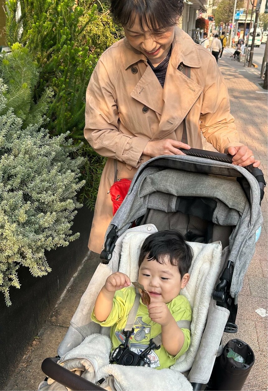 1歳の男の子のお世話するサポーター（提供）