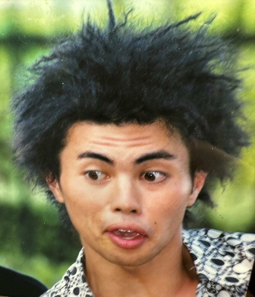 芸能人になるという夢をかなえる前の小島さん（提供）