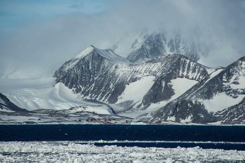 南極半島北端にあるアルゼンチンのエスペランサ基地。2月6日に南極大陸で観測を始めて以来、最高となる気温18.4度を記録した（写真／gettyimages）