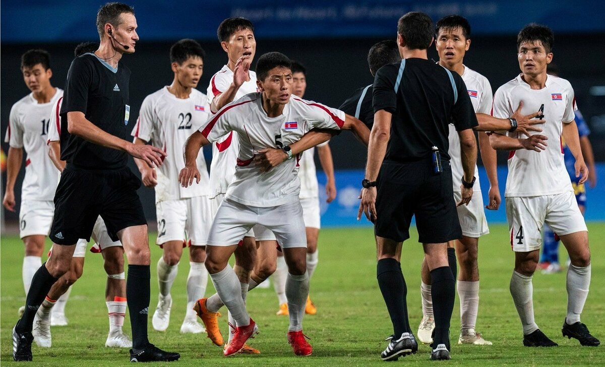 世界中があきれた「サッカー北朝鮮代表」の蛮行 なぜ選手は日本代表の「ドリンク強奪」までしたのか | AERA dot. (アエラドット)