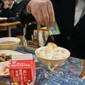 給食に生徒が「ふりかけ持参」で賛否 「弁当と給食は別物」猛反発した市議が語った問題の本質〈アンコールスペシャル〉