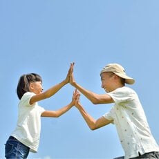 手汗がひどくて手をつなげない、鉄棒が握れない…子どもの「多汗症」にどう向き合う？ 【医師に聞く原因と治療法】