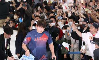 侍ジャパン凱旋「熱狂の舞台裏」 記者には“犯罪歴なし”を確認、厳戒態勢でグータッチした55歳男性、6時間待ちの女子高生も