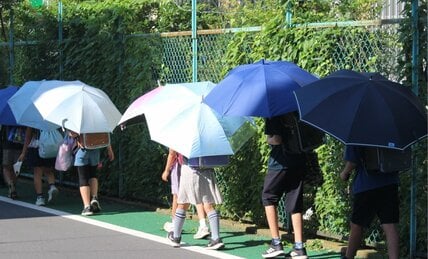 「日傘で登校はダメ」の不思議　各地の小学校で突っ込みどころだらけの暑さ対策