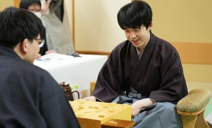 激闘制して藤井防衛　「憧れは以前からあった」あと2期で史上最年少の永世名人へ