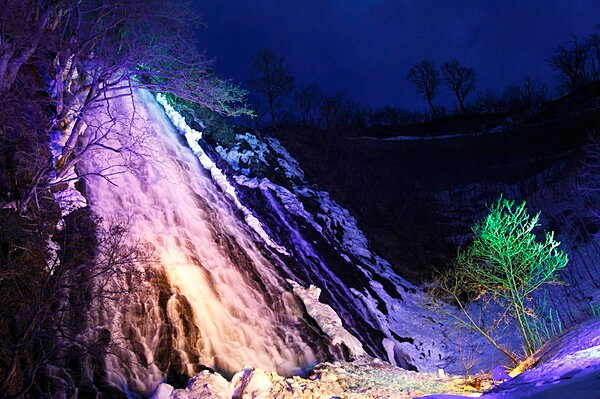 画像はライトアップされた冬期の「オシンコシンの滝」（斜里郡斜里町ウトロ西）