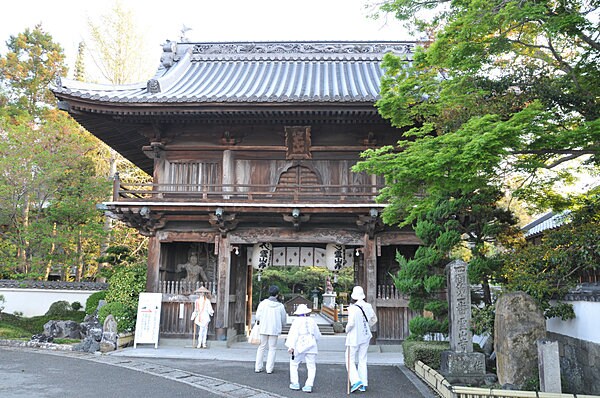 朝早くから多くの巡礼者が訪れる、１番札所・霊山寺の山門。煩わしい日常も忘れられそう
