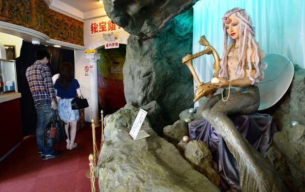 熱海秘宝館の入り口ではマーメイドが出迎える＝静岡県熱海市