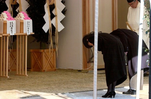 高松宮妃喜久子さまの「斂葬の儀」で礼拝する皇太子ご夫妻　（c）朝日新聞社　＠＠写禁