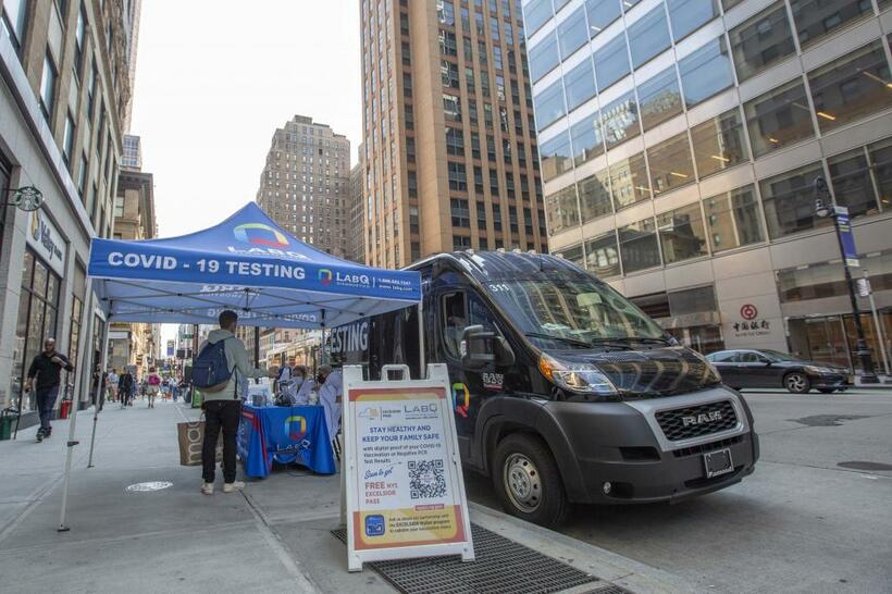 NY市内では誰でも気軽にワクチンを受けられるように、車両型のワクチン接種所も見られる（撮影・新垣謙太郎）