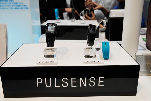 「ＰＩＬＳＥＮＳＥ」。液晶ありの腕時計タイプ（左）と液晶なしのバンドタイプ（右）の２種類が１１月に発売される