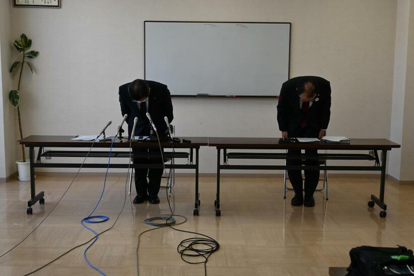 ４月２２日、４６３０万円誤送金問題について、記者会見で頭を下げる山口・阿武町の花田憲彦町長（左）