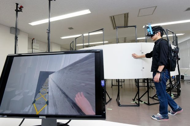 ＶＲで知覚を変える／東京大学廣瀬・谷川・鳴海研究室ユニティ・テクノロジーズ・ジャパン／錯覚で空間知覚を操作する「視触覚リダイレクション」と呼ぶ技術を開発。狭い室内で無限に歩き回るゲームなどへ応用できそうだ（撮影／高井正彦）