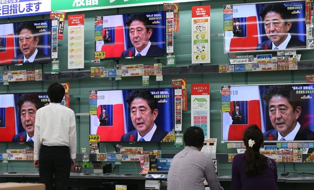 家電量販店のテレビに映し出された安倍首相　（c）朝日新聞社　＠＠写禁