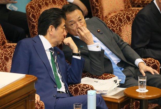 安倍晋三首相（左）と麻生太郎財務相　（ｃ）朝日新聞社