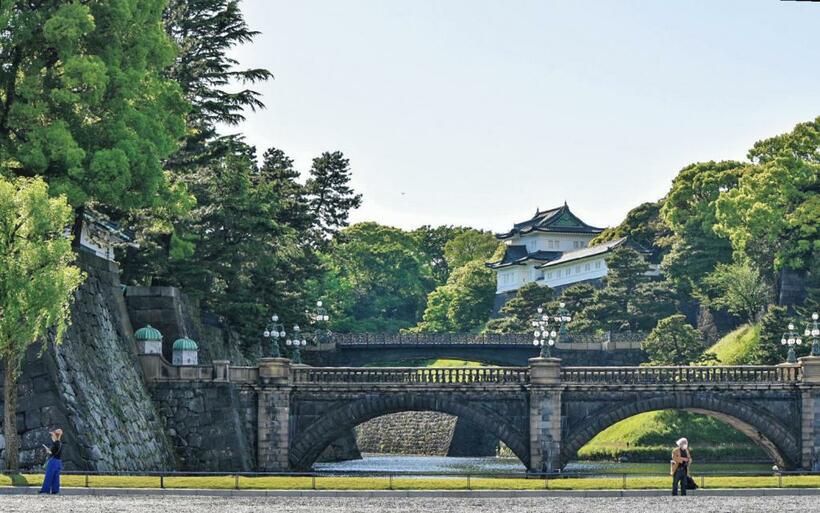 江戸城の眼鏡橋（手前）と二重橋（奥）から伏見櫓を望む。（著者撮影）