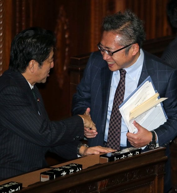蜜月を演出する安部首相と渡辺代表（左）。今回は互いにとって利が大きい取引となった　（c）朝日新聞社　＠＠写禁