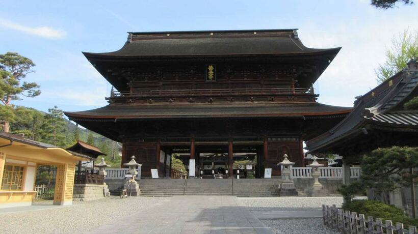 開帳が来年へ延期となった善光寺山門