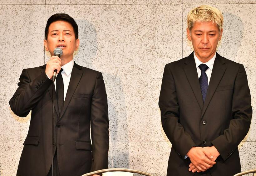 会見で謝罪する宮迫博之（左）と田村亮(C）朝日新聞社
