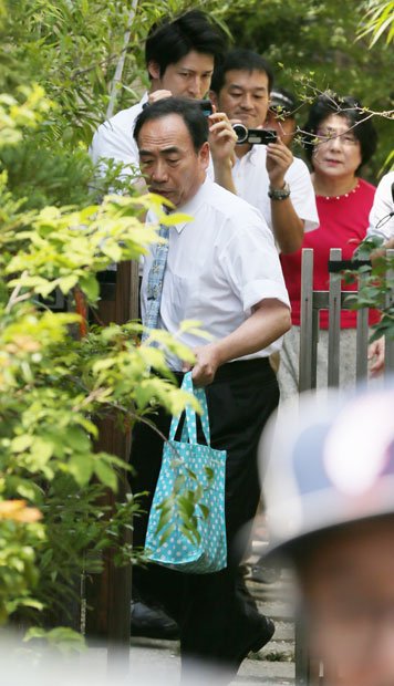７月３１日、２度目の地検聴取で自宅を出る籠池夫妻。この日に逮捕された　（ｃ）朝日新聞社