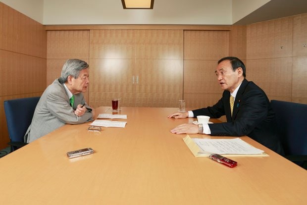 対談する菅義偉官房長官（右）と、田原総一朗氏（左）　（撮影／小暮誠）