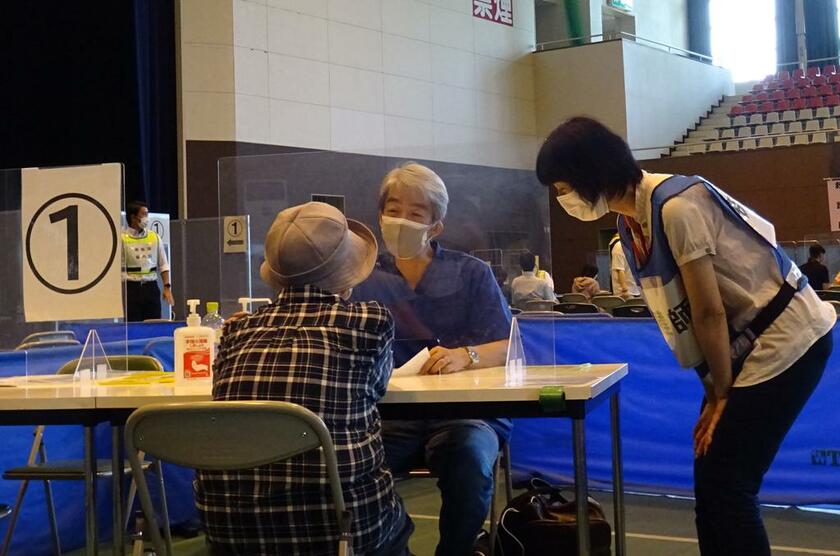 福島県南相馬市のワクチン接種会場で問診する渋谷健司医師