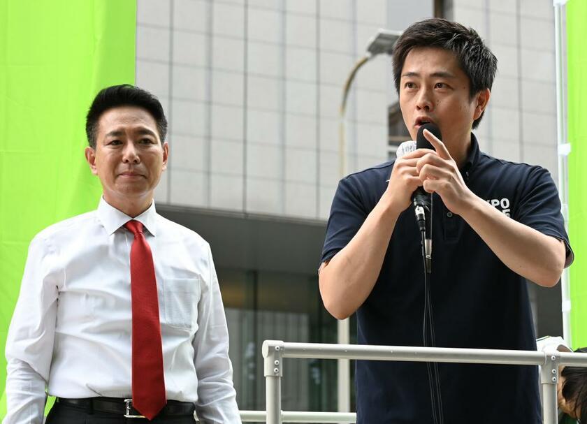 演説する吉村洋文・日本維新の会副代表（右）と前原誠司・国民民主党代表代行