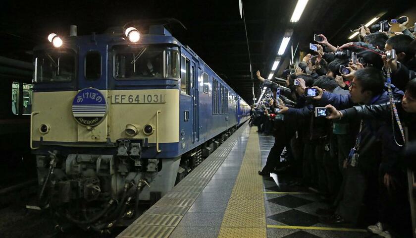 “夜行列車”と聞いて思い浮かぶブルートレイン。寝台特急「あけぼの」にも多くのファンがいた　（C）朝日新聞社