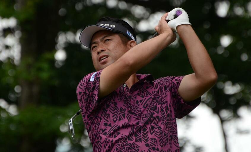 日本プロ選手権第3ラウンド、16番でティーショットを放つ池田勇太選手 2021年7月3日撮影 (c)朝日新聞社