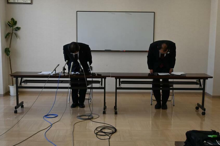 4月22日、4630万円誤送金問題について、記者会見で頭を下げる山口・阿武町の花田憲彦町長(左)